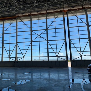 Heavy Duty Multi Sektioun gehärt Glas Bi-Folding Schiebetüren Hangar