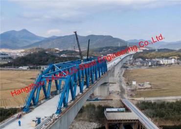 Construcció d'un pont d'encavallada d'acer corbat i corbat per a carretera ferroviària