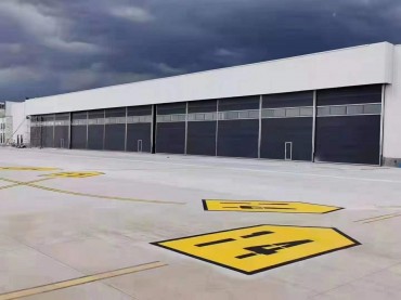 Tera Ŝarĝo-Porta Novigo King-Size Glitantaj Aviado-Hangar Pordoj