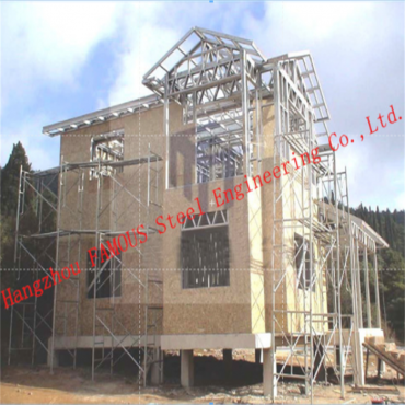 Recycelbares Flachbau-Wohnhaus aus hellem Stahl in Trockenbauweise