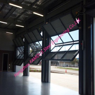 Pintu Hangar Dwi Lipat Boleh Diperkembangkan Rangka Logam Kekuatan Tinggi Pintu Garaj Kaca