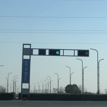 Q235, Q345 Tubular Traffic lights សញ្ញាបង្គោលដែក ជាមួយនឹងដៃតែមួយ