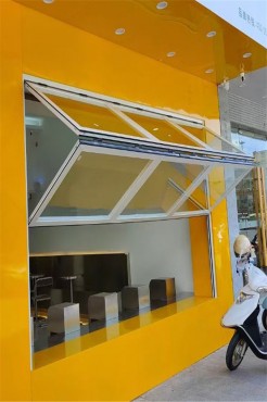 Nuutste ontwerp moderne handleiding aluminium opvou glasvensters vir kroegwinkelkoffie