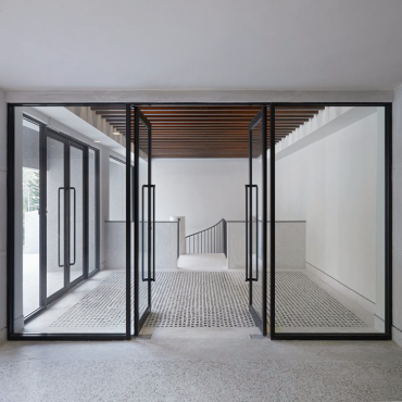 Нов модерен систем за комерцијален дизајн Канцелариска стаклена стожерна пролетна врата